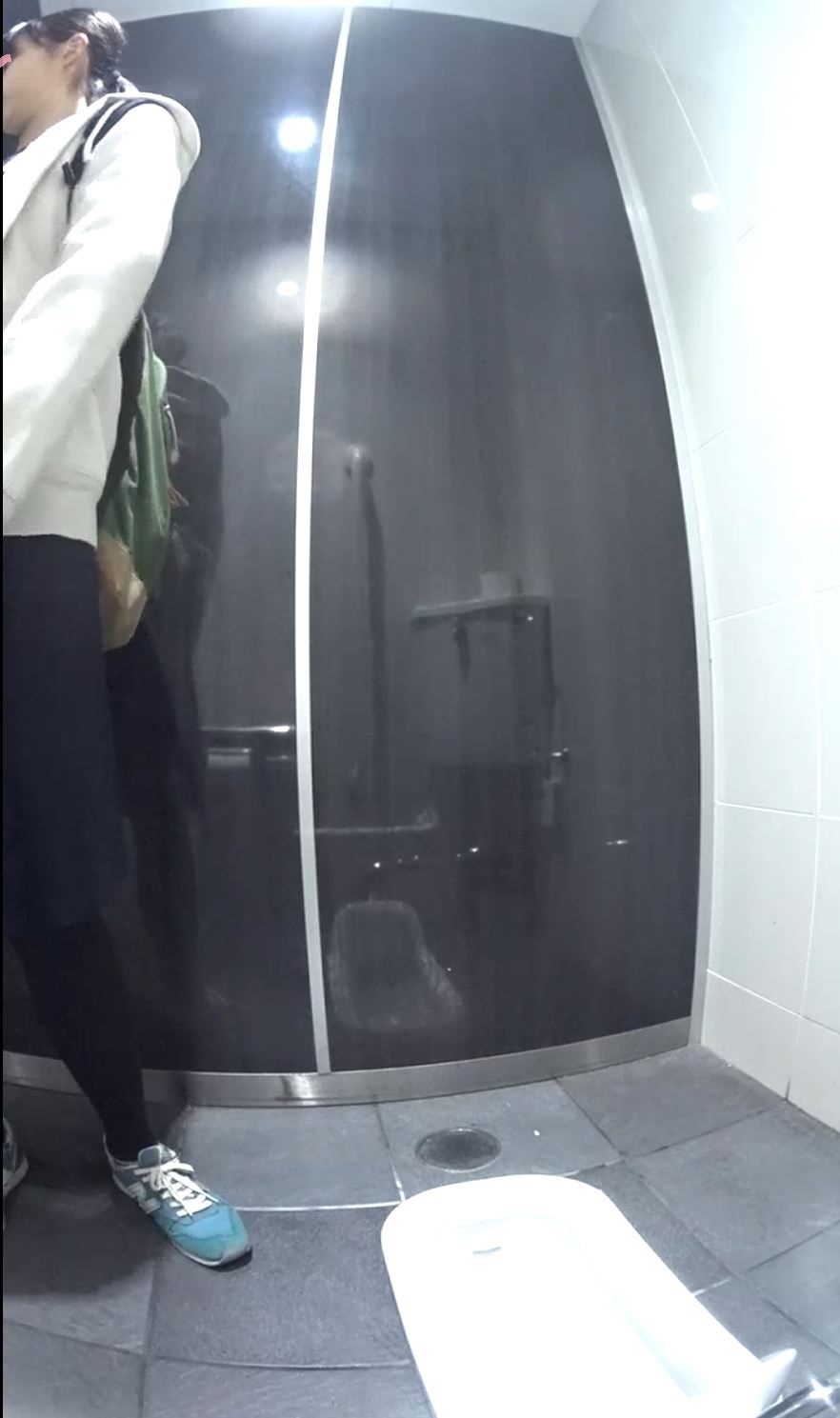 VIPな女子トイレ番外編5股間をギュッっとからのブッッシャアアアア! 他
